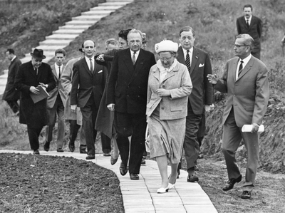 840968 Afbeelding van het werkbezoek van koningin Juliana aan aan het ruilverkavelingsgebied Maarsseveense Plassen bij ...